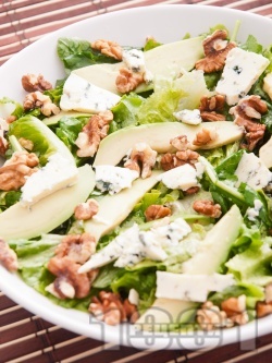 Зелена салата с рукола, орехи и авокадо - снимка на рецептата
